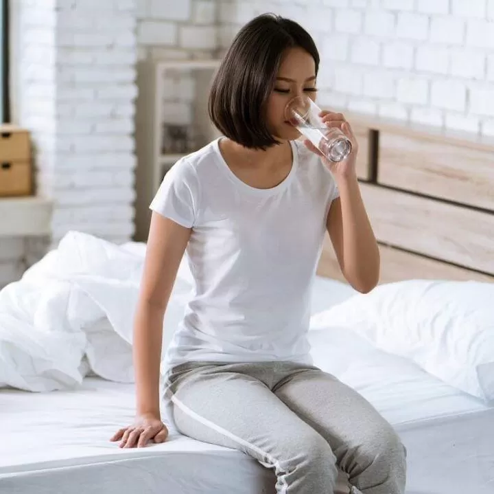 Uống một ly nước sau khi thức dậy mỗi sáng